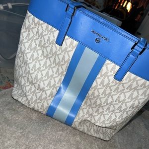 Beautiful pre-loved tote! Very small “ chip” mark.